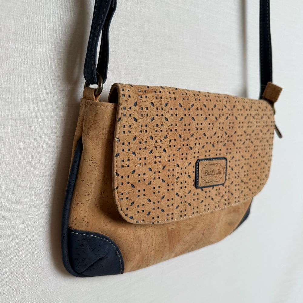 BriLi Joi Cork Crossbody Bag with Navy Blue Accents - Excellent Condition - Picture 4 of 10